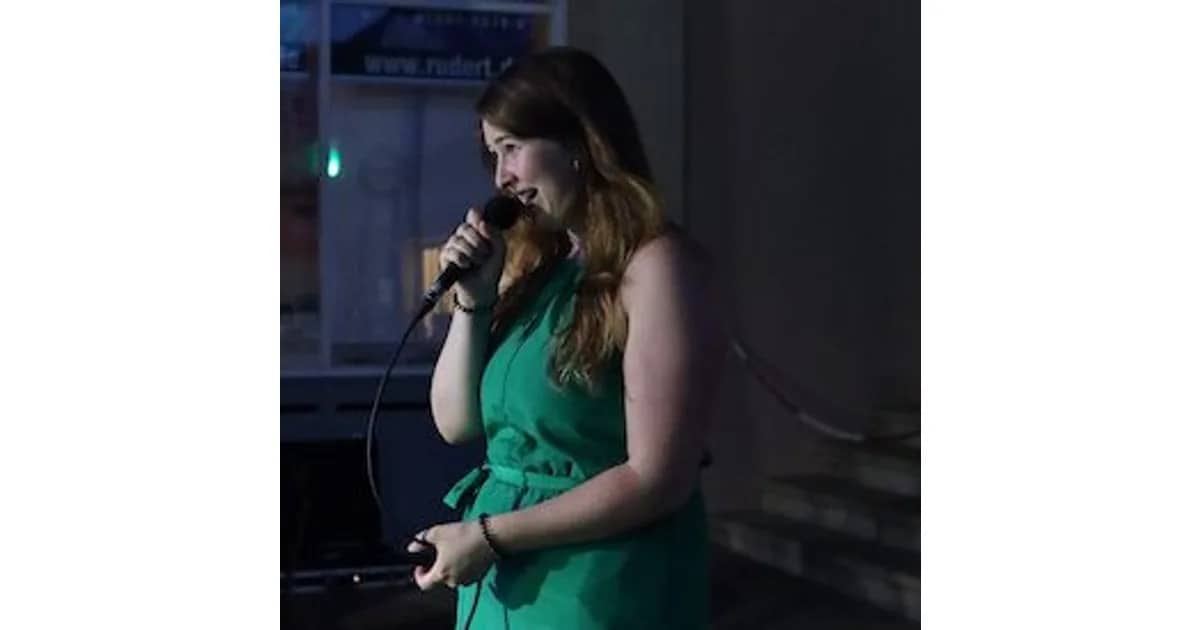 ROSENAU Poetry Slam - als Conférencière und Moderatorin Marina Sigl
