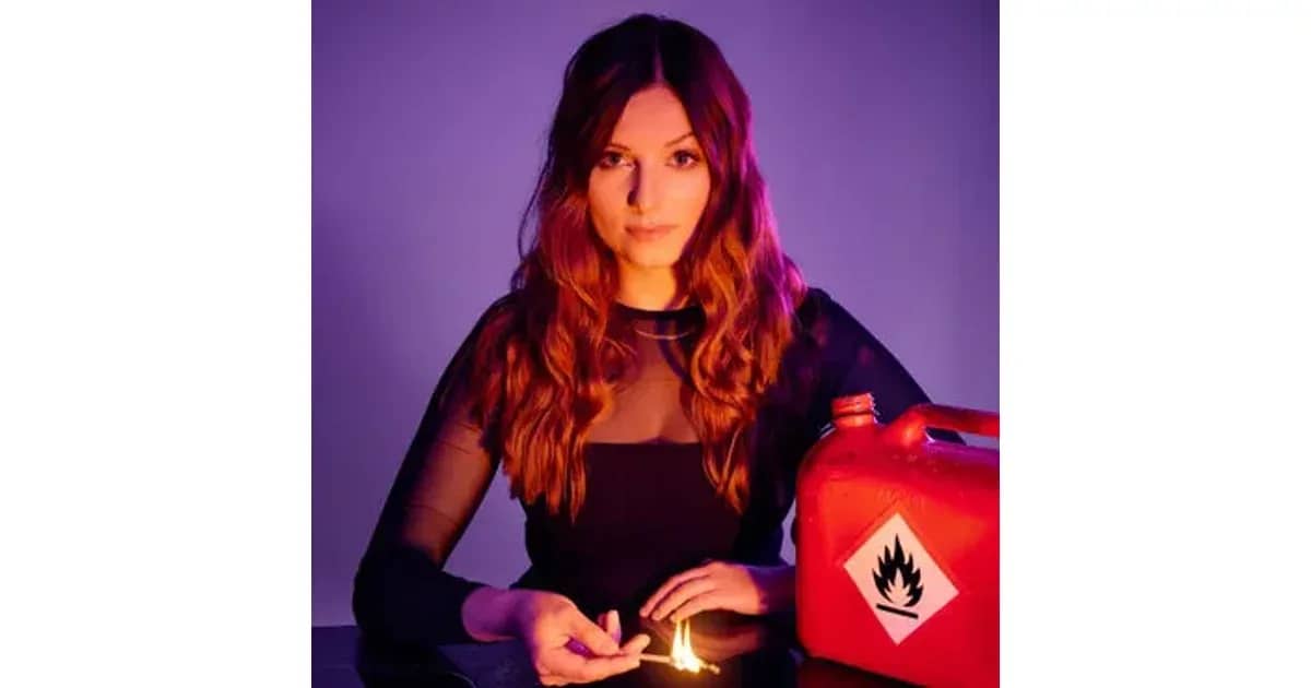 Lara Ermer - "Leicht entflammbar"