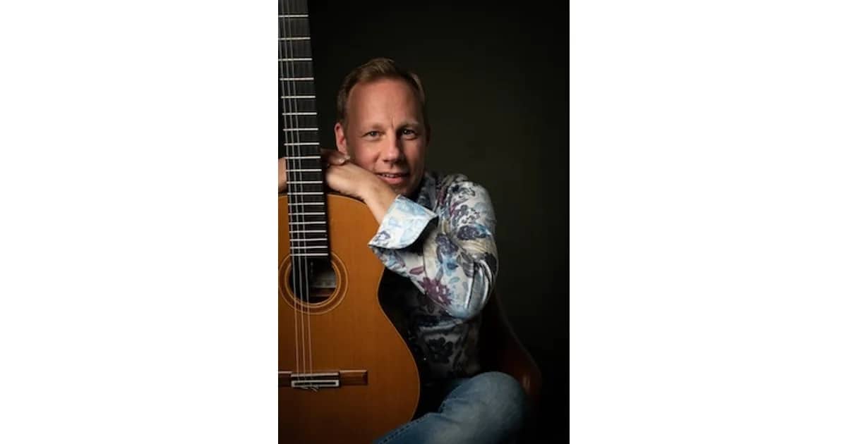 Klaus Wladar spielt Asturias-Zauber der klassischen Gitarre - Stimmungsvolles klassisches Gitarrenkonzert bei Kerzenschein