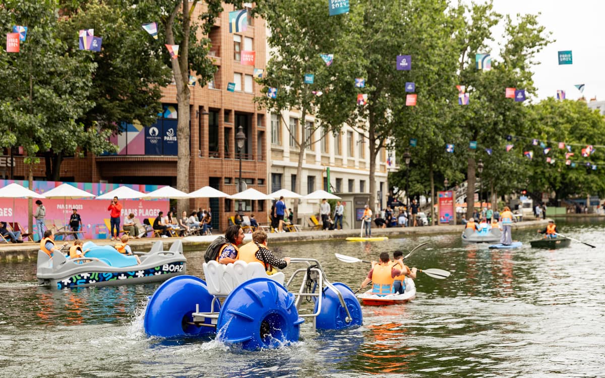 Des canoé, des pédalos et des bateaux