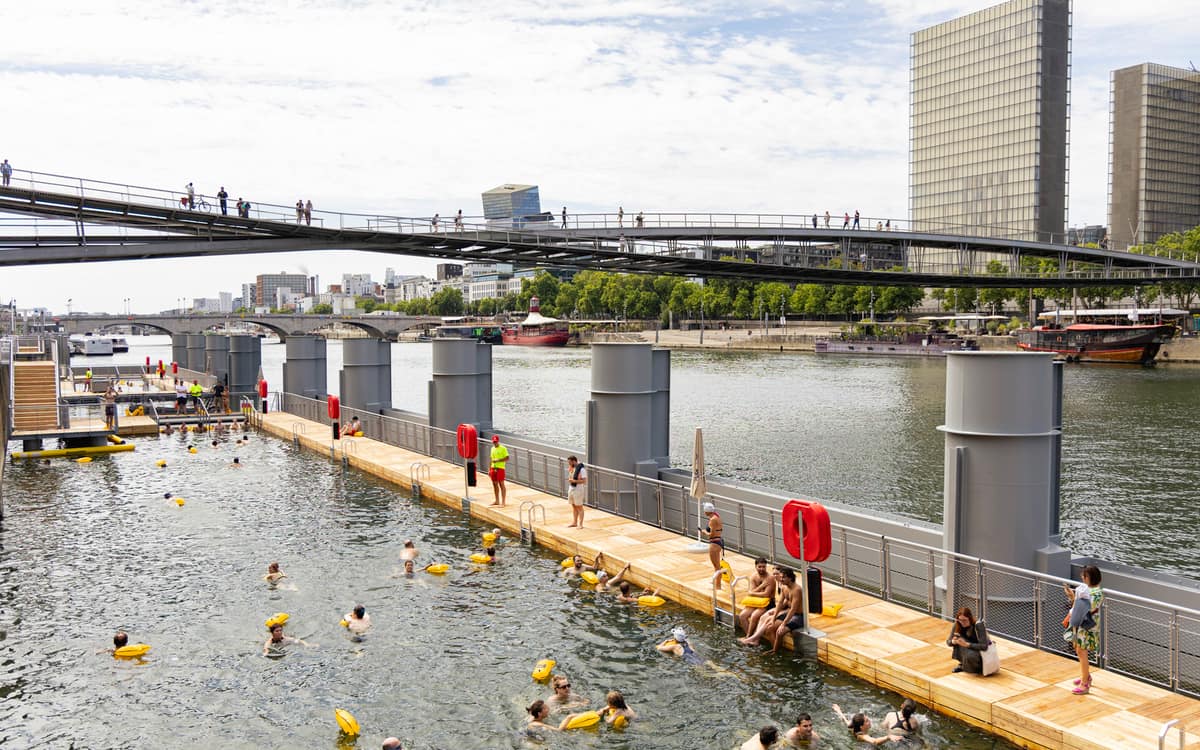 Baignade quai de Bercy, face à la Bibliothèque François-Mitterrand.
