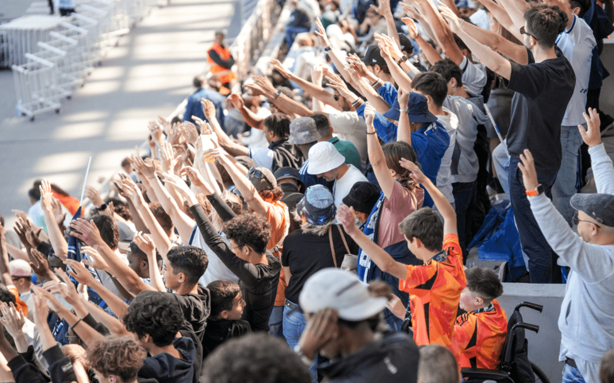 Supporters au stade Charléty (13e).