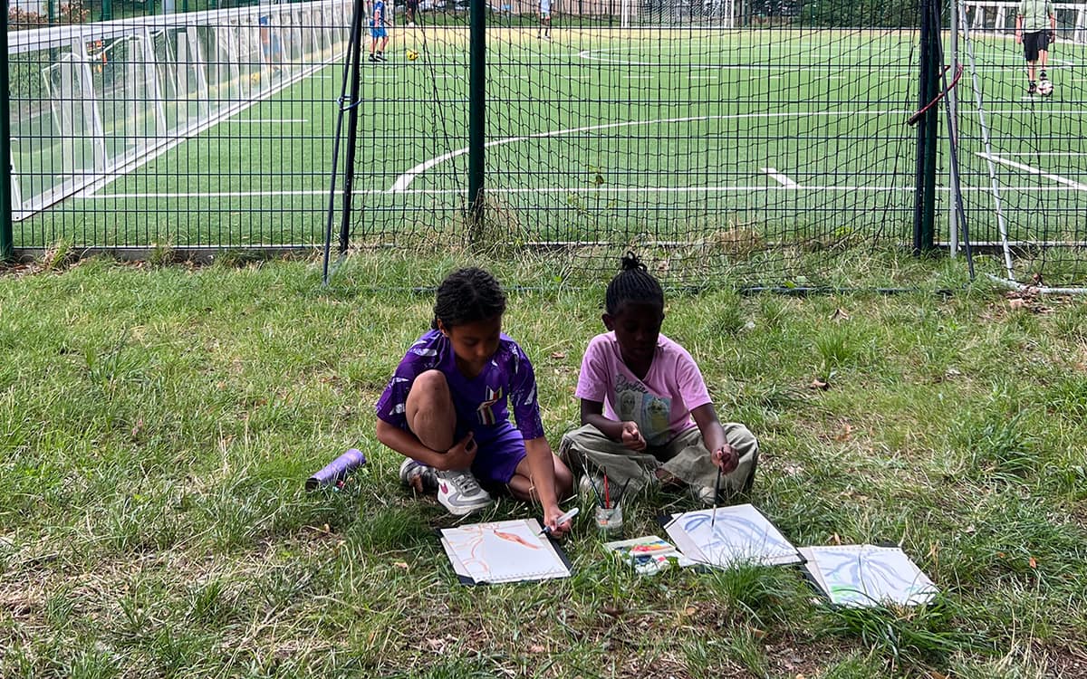 Les enfants dessinent sur le terrain du Stade Jules-Noël