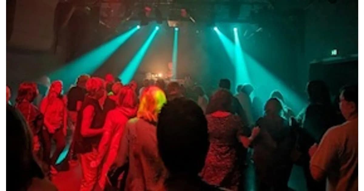 Schwanen Vor12Club - Early-Disco für (Care-)Arbeiter:innen, Familienmanager:innen und alle Tanzwütigen event image