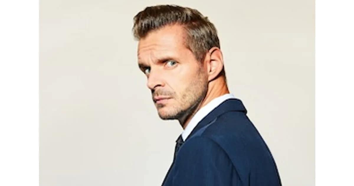 SCHLUSS JETZT! - Der satirische Jahresrückblick mit Florian Schroeder event image