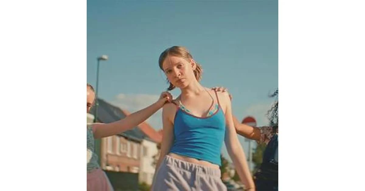 37. Hamburg International Queer Film Festival - Tegenwoordig heet iedereen Sorry (Heute heißen alle Sorry) | OmeU OmU event image