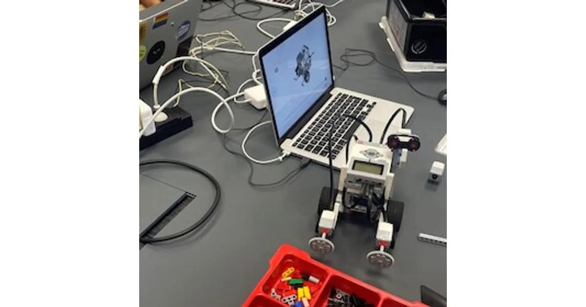 Mercedes-Benz Kinderferienprogramm - Lego-Roboter entwerfen, bauen, programmieren - in Zusammenarbeit mit dem ZKM