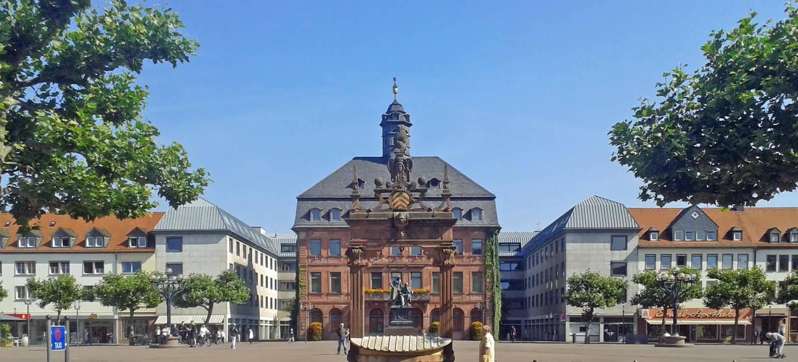 Hanau market square with the red-sandstone Neustädter Rathaus behind the Brothers Grimm monument