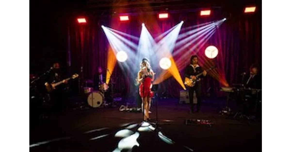 AMY WINEHOUSE by FRIENDS