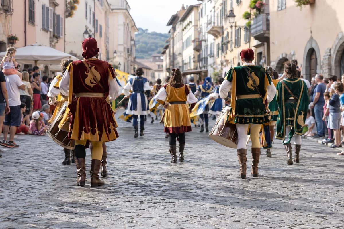 KI-generierte Illustration Costumed street parade in a historic town — KI-generierte Illustration